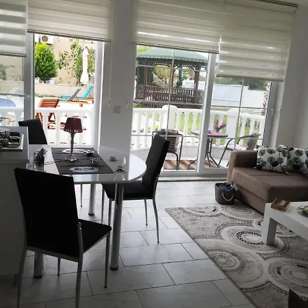 דירה Belka Golf Delux Poolside באלאק